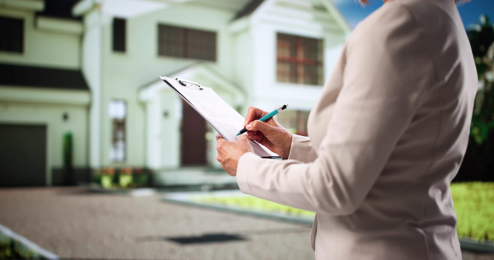98639002-professional-female-business-owner-and-financial-appraiser-inspecting-property
